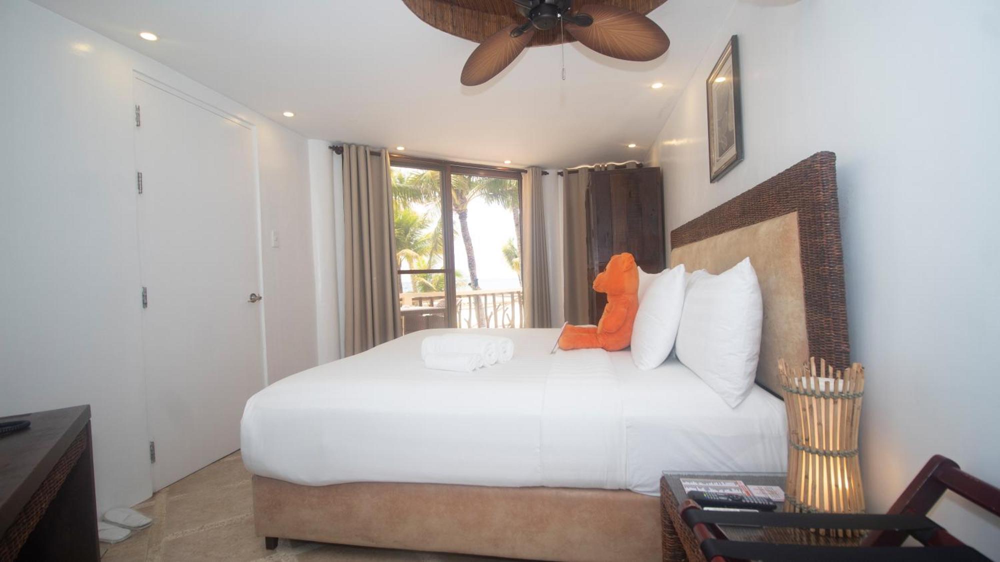 Ambassador In Paradise Balabag  Екстер'єр фото A bedroom at the Hilton San Diego Bayfront